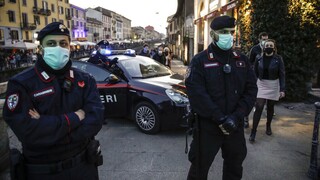 Κορωνοϊός - Ιταλία: Διαμαρτυρία της αστυνομίας επειδή παρέλαβε ροζ προστατευτικές μάσκες