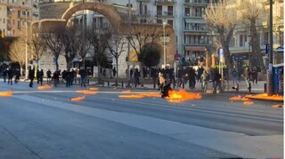 Θεσσαλονίκη: Διαδηλωτής πήρε φωτιά κατά τα επεισόδια στην πορεία αντιεξουσιαστών