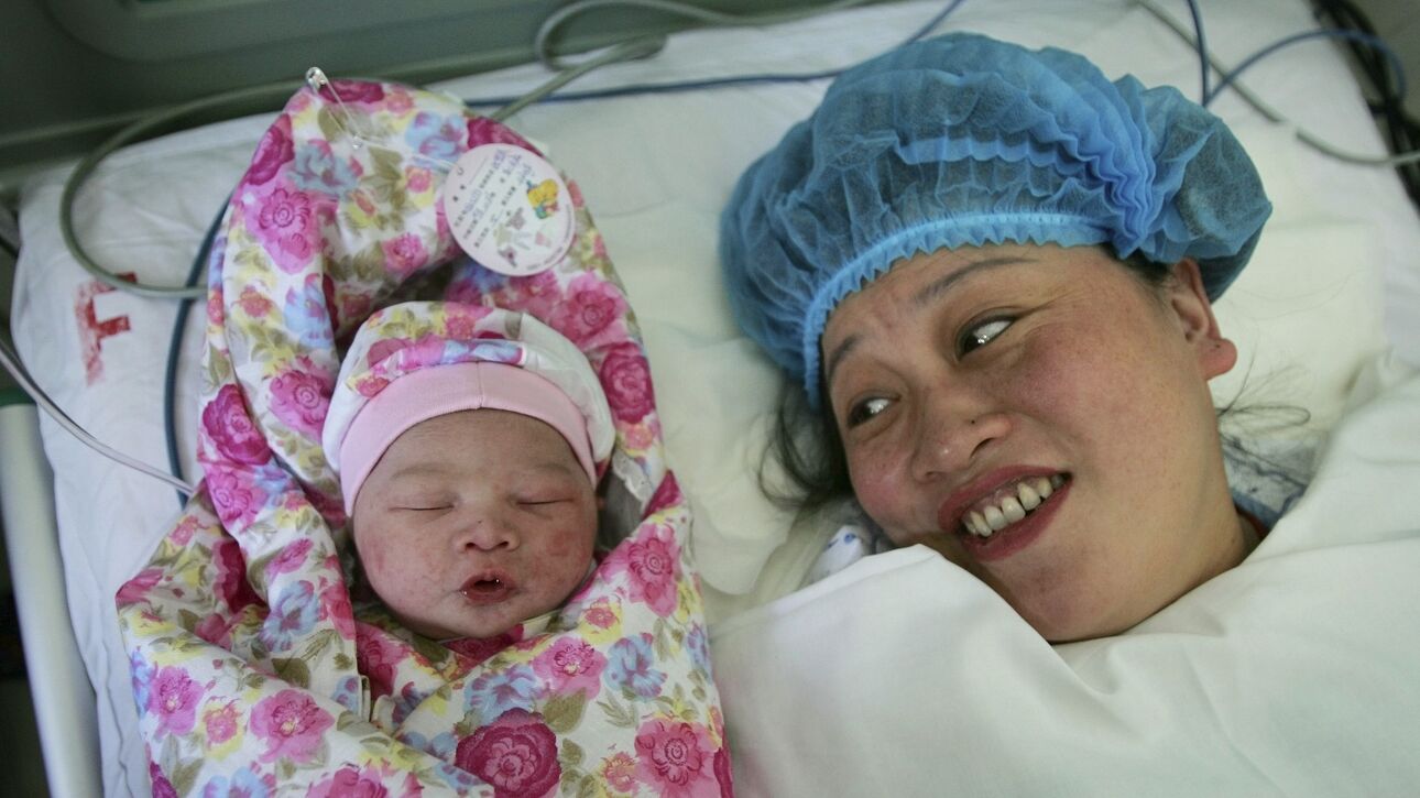 Αντιμέτωπη με δημογραφική κρίση η Κίνα, υπογεννητικότητα ρεκόρ το 2021