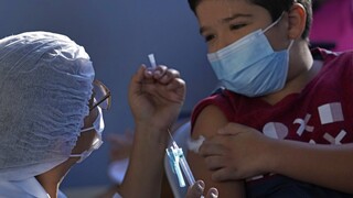 Κορωνοϊός - ΠΟΥ: Δεν απαιτείται αναμνηστική δόση εμβολίου για υγιή παιδιά και εφήβους