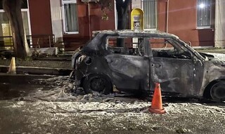 Θεσσαλονίκη: Επίθεση με μολότοφ στο δημαρχείο Θερμαϊκού - Κάηκε αυτοκίνητο, ζημιές στην είσοδο