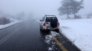 Επέλαση του χιονιά: Διακόπηκε η κυκλοφορία στη λεωφόρο Πάρνηθας στο ύψος του τελεφερίκ