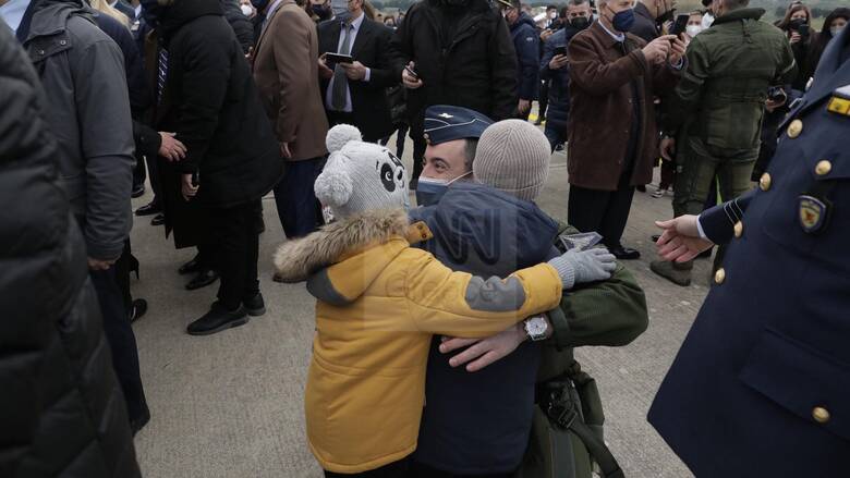 «Ο μπαμπάς έφερε τα Rafale»: Στο πλευρό των πιλότων οι οικογένειές τους