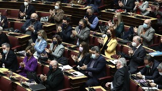 Τροπολογία ΣΥΡΙΖΑ για άδεια ειδικού σκοπού μετ' αποδοχών για γονείς με παιδιά που νοσούν με κορωνοϊό