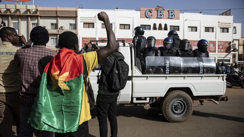 Υπόνοιες πραξικοπήματος στην Μπουρκίνα Φάσο; Ανησυχία μετά από συνεχείς πυροβολισμούς σε στρατόπεδα