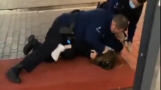Βέλγιο: Έρευνα για περιστατικό αστυνομικής βίας σε ανήλικη: Την έριξαν στο έδαφος και τη χαστούκισαν
