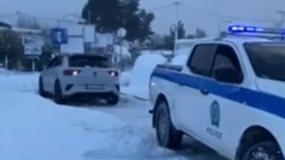 Κακοκαιρία «Ελπίδα»: Και νέες εικόνες από αστυνομικούς που απεγκλωβίζουν πολίτες από τα χιόνια