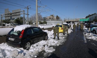 Αττική Οδός: Ακόμα απεγκλωβίζουν οχήματα και καθαρίζουν τον δρόμο από τα χιόνια