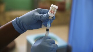 Μετάλλαξη Όμικρον: Κλινικές δοκιμές ξεκίνησε και η Moderna για ειδικό εμβόλιο