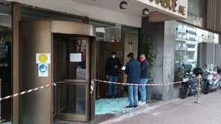 Επίθεση στα κεντρικά γραφεία του ΟΣΕ - Έσπασαν τα τζάμια με σφυριά