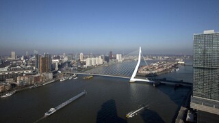 Ολλανδία: Ιστορική γέφυρα του Ρότερνταμ θα διαλυθεί για τη διέλευση του γιοτ του Τζεφ Μπέζος