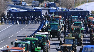 Αποφασίζουν οι αγρότες για τα επόμενα βήματά τους - Με αναμμένες τις μηχανές τα τρακτέρ στη Νίκαια