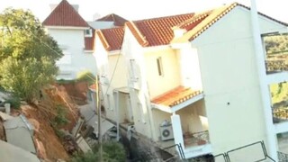 Καθιζήσεις απειλούν γειτονιά στον Νέο Βουτζά: Σπίτι «θάφτηκε» κατά τρία μέτρα
