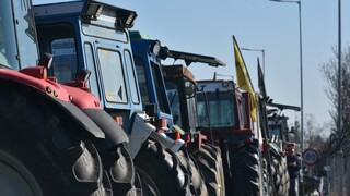 Αγροτικό μπλόκο στη Νίκαια: Ενισχύονται οι δυνάμεις - Κομβόι τρακτέρ πρόσω ολοταχώς για Λάρισα