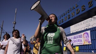 Ελ Σαλβαδόρ: Ελεύθερη, μετά από δέκα χρόνια, αφέθηκε γυναίκα που είχε καταδικασθεί επειδή απέβαλε