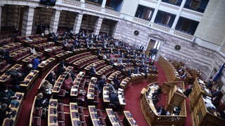 Live: Η συζήτηση στη Βουλή για λίστες Πέτσα και δημοσκοπήσεις