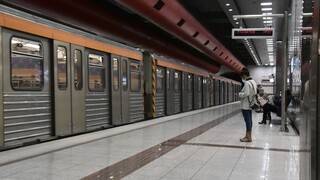 Δάφνη: Άνθρωπος έπεσε στις γραμμές του Μετρό: Σε εξέλιξη επιχείρηση απεγκλωβισμού