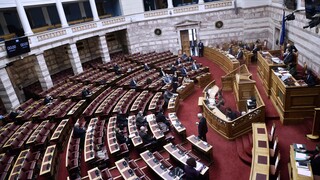 Κόντρα ΣΥΡΙΖΑ-ΚΙΝΑΛ για την κυβέρνηση Κώστα Καραμανλή και τις... ίσες αποστάσεις
