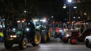 Αγρότες Θεσσαλίας: Στο κέντρο της Λάρισας παρατάχθηκαν τα τρακτέρ (pics&vid)
