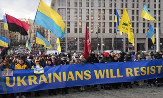 «Πορεία Ενότητας για την Ουκρανία»: Χιλιάδες διαδηλωτές στους δρόμους του Κιέβου