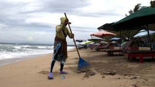 Ινδονησία:  Έκαναν διαλογισμό σε παραλία και παρασύρθηκαν από κύματα - Τουλάχιστον 10 νεκροί