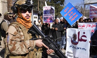 Χιλιάδες Αφγανοί διαδήλωσαν κατά της απόφασης των ΗΠΑ να κατάσχουν αφγανικούς πόρους