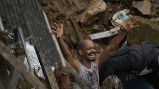 Δεκάδες νεκροί και αγνοούμενοι από τις φονικές κατολισθήσεις και πλημμύρες στη Βραζιλία