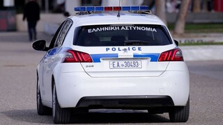 Άντρας απειλεί να αυτοκτονήσει από κτήριο στη Συγγρού- Στο σημείο αστυνομικές δυνάμεις