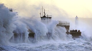 «Σαρώνει» η καταιγίδα Γιούνις τη βόρεια Ευρώπη: Νεκρός στην Ιρλανδία, καταστροφές στη Βρετανία