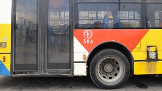 Θεσσαλονίκη: Δώδεκα προσαγωγές ανηλίκων - Πετούσαν αντικείμενα σε λεωφορείο του ΟΑΣΘ