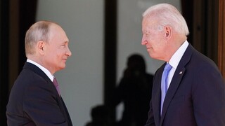 Πρωτοβουλία Μακρόν για σύνοδο κορυφής μεταξύ Μπάιντεν - Πούτιν