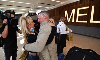 Η Αυστραλία ξανάνοιξε τα ερμητικά κλειστά σύνορά της – Συγκινητικές εικόνες στο αεροδρόμιο