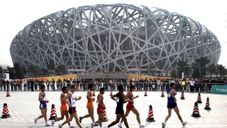 Ο Άι Γουέι Γουέι σχεδίασε το Ολυμπιακό Στάδιο του Πεκίνου – Και τώρα το μετανιώνει (vid)