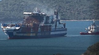 Euroferry Olympia: Εικόνα από το καμμένο πλοίο κατά τη ρυμούλκησή του στον Αστακό