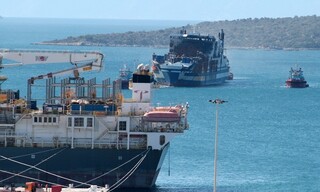 Euroferry Olympia: Στο λιμάνι του Αστακού το καμμένο πλοίο - «Θρίλερ» με τους αγνοούμενους