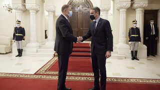Ρουμανία: Τετ-α-τετ Μητσοτάκη με τον πρόεδρο Γιοχάνις - Στο επίκεντρο οι διμερείς σχέσεις