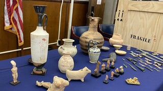 Παραδόθηκαν στην Ελλάδα 47 αρχαιότητες από τη συλλογή Steinhardt και 8 προϊστορικά αντικείμενα