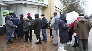 Πόλεμος Ουκρανία: Όρια στις αναλήψεις μετρητών θέτει η κεντρική τράπεζα