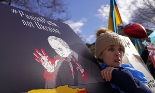 «Σταματήστε αυτήν την τρέλα!»: Κινητοποιήσεις στην Ευρώπη κατά της ρωσικής εισβολής στην Ουκρανία