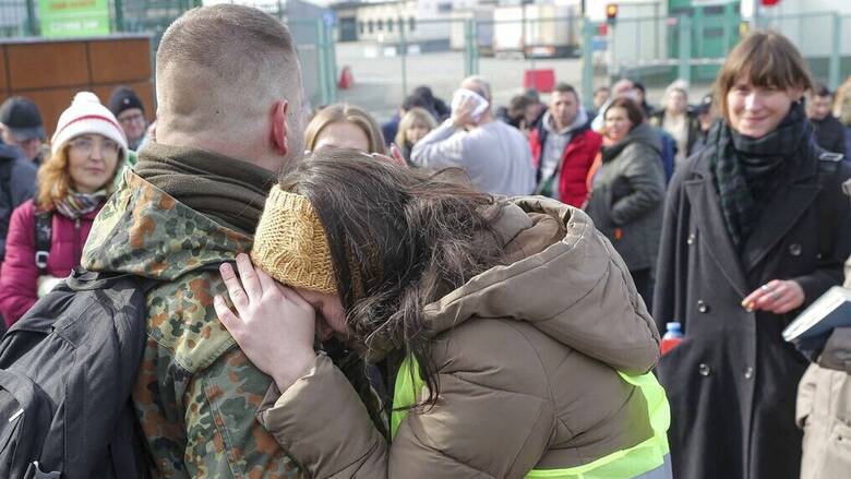 Πόλεμος Ουκρανία: Χιλιάδες μετανάστες επιστρέφουν στην πατρίδα για να  πολεμήσουν - CNN.gr