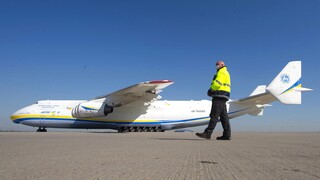 Πόλεμος Ουκρανία: Καταστράφηκε σε επίθεση το Antonov AN-225, το μεγαλύτερο αεροπλάνο στον κόσμο