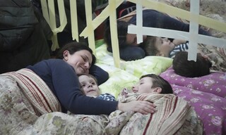 Στα καταφύγια της Ουκρανίας: Ξορκίζουν τον φόβο με τραγούδια και το κλάμα των παιδιών με παραμύθια