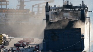 Euroferry Olympia: Συνεχίζεται η επιχείρηση κατάσβεσης - Απαντλήθηκαν τουλάχιστον 140 κυβικά νερού