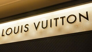 Πόλεμος Ουκρανία: Ο όμιλος Louis Vuitton κλείνει τα 124 καταστήματά του στη Ρωσία