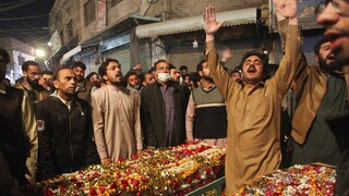 Πακιστάν: Βομβιστής του Ισλαμικού Κράτους σκόρπισε το θάνατο σε τέμενος: 58 νεκροί