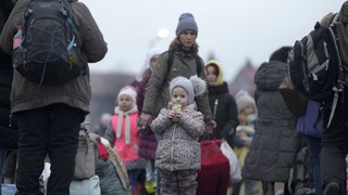 Πόλεμος Ουκρανία: Οι μητέρες της προσφυγιάς - Με τα παιδιά αγκαλιά στο δρόμο για την Πολωνία