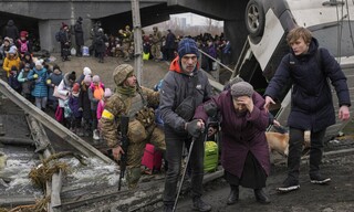 Πόλεμος στην Ουκρανία: Η δραματική εκκένωση του Ιρπίν σε εικόνες