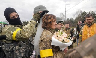 Πόλεμος στην Ουκρανία: Γάμος στα «χαρακώματα»