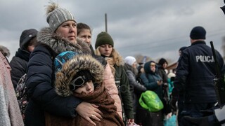 Το CNN Greece στα σύνορα της Ουκρανίας - Η υποδοχή των προσφύγων στον σταθμό της Μεντίκα