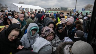 «Πώς μπορέσατε να μας ρίξετε βόμβες;» - Το δράμα των προσφύγων στα Ουκρανο-πολωνικά σύνορα